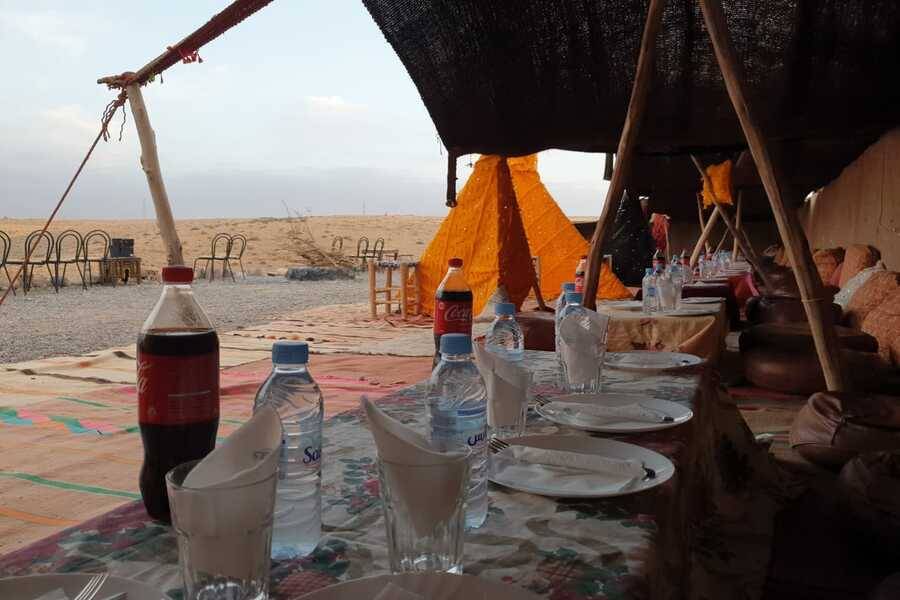 Kamelenrit bij zonsondergang in de Agafay-woestijn en diner in Chouf L'Or in Marrakech