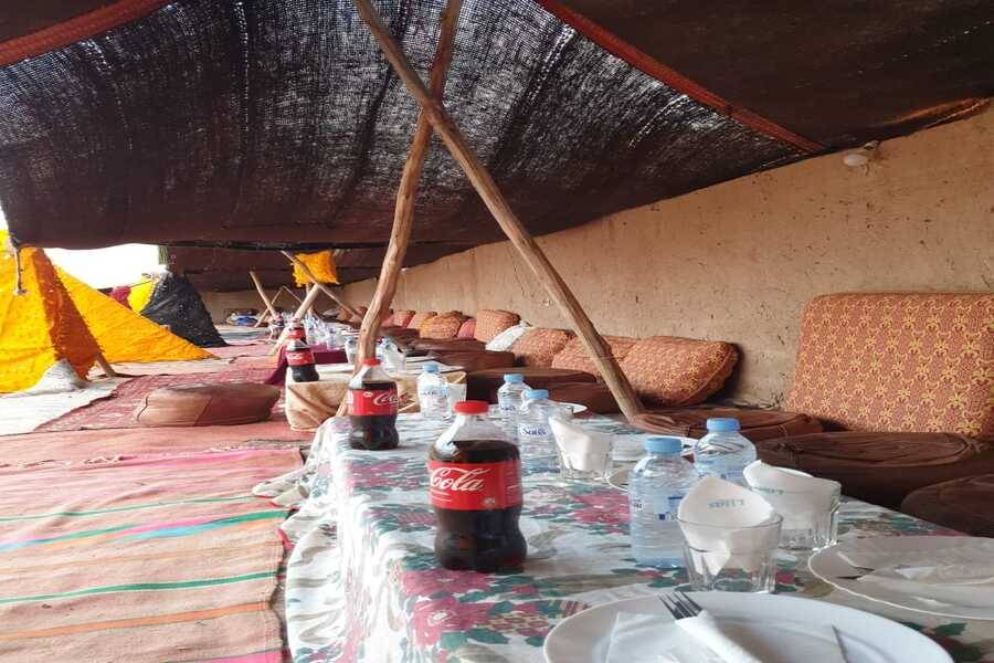 Kamelenrit bij zonsondergang in de Agafay-woestijn en diner in Chouf L'Or in Marrakech