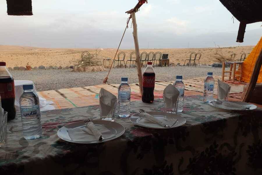 Kamelenrit bij zonsondergang in de Agafay-woestijn en diner in Chouf L'Or in Marrakech