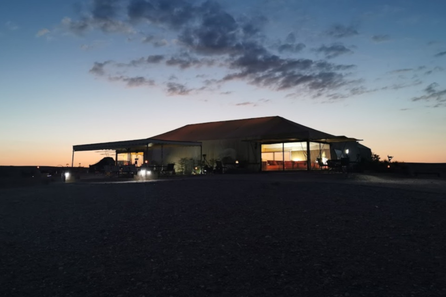 Abendessen bei Sonnenuntergang in der Agafay-Wüste