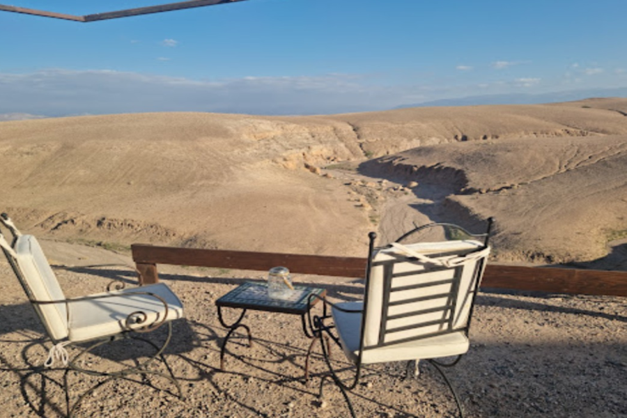 Abendessen bei Sonnenuntergang in der Agafay-Wüste