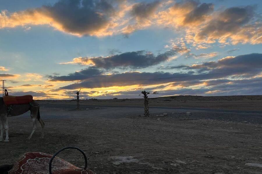 Abendessen bei Sonnenuntergang in der Agafay-Wüste