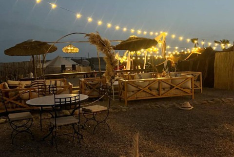 Abendessen bei Sonnenuntergang in der Agafay-Wüste