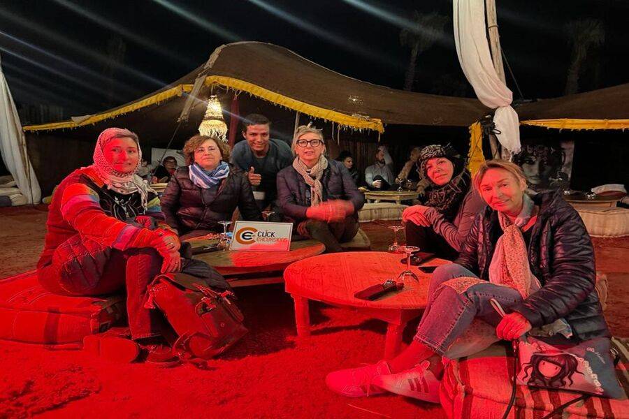 Abendessen bei Sonnenuntergang in der Agafay-Wüste