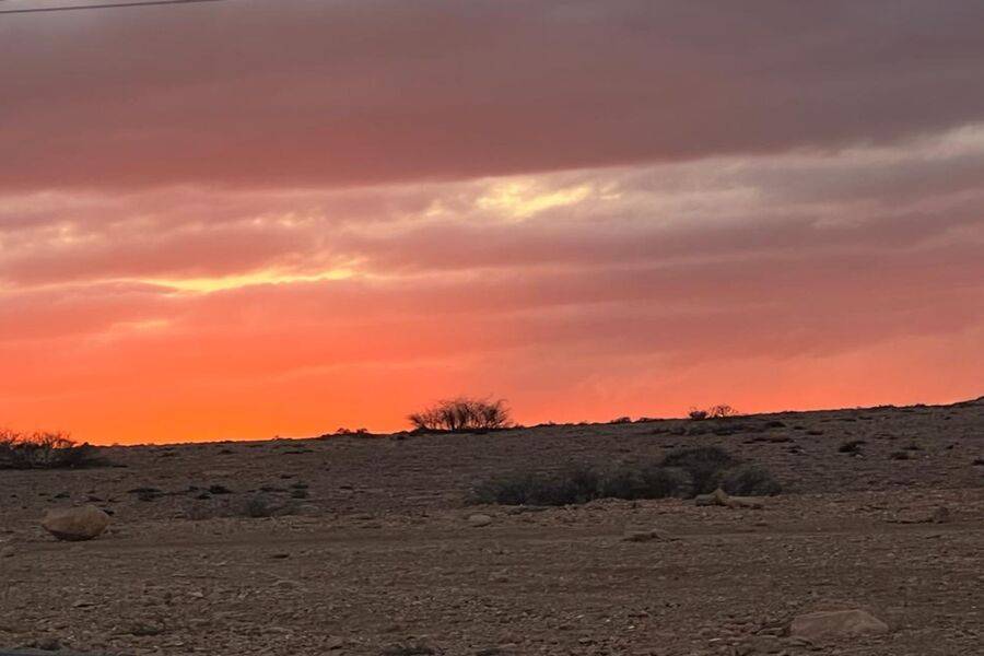 Abendessen bei Sonnenuntergang in der Agafay-Wüste