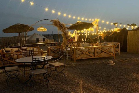 Abendessen bei Sonnenuntergang in der Agafay-Wüste