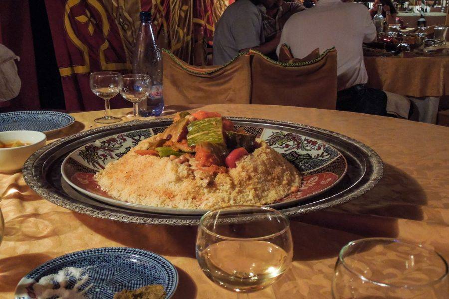 Leckeres Abendessen mit der historischen Show von Fantasie und Tanz