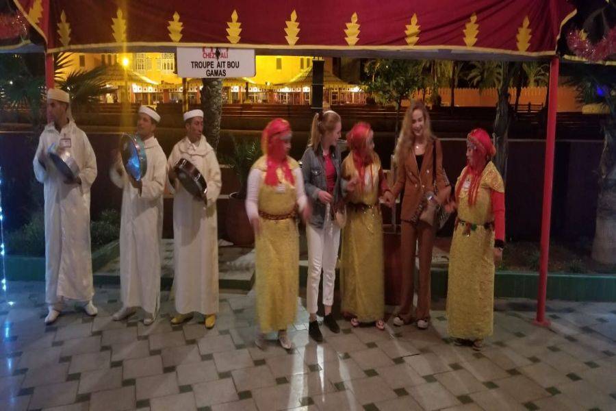 Leckeres Abendessen mit der historischen Show von Fantasie und Tanz