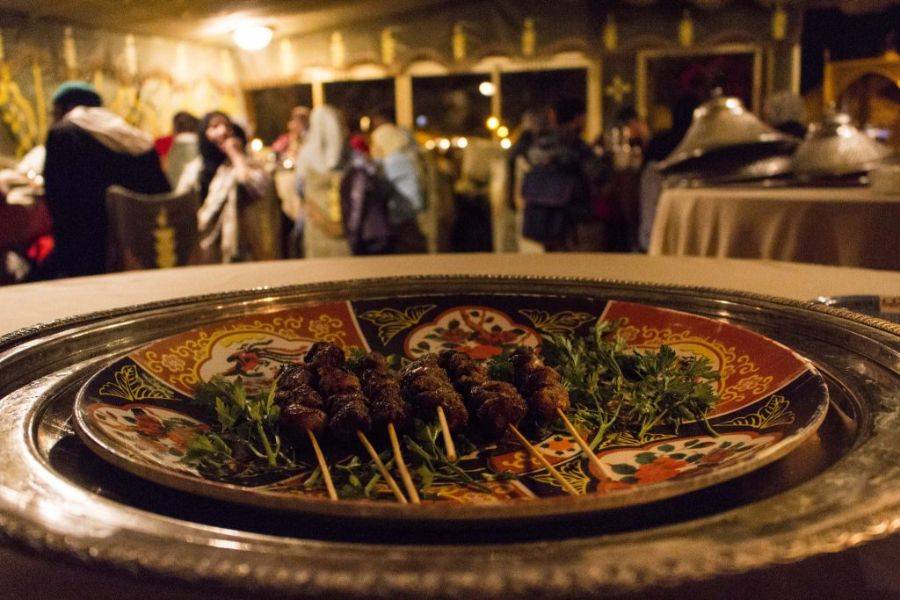 Leckeres Abendessen mit der historischen Show von Fantasie und Tanz