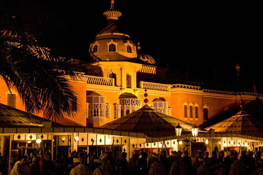 Leckeres Abendessen mit der historischen Show von Fantasie und Tanz