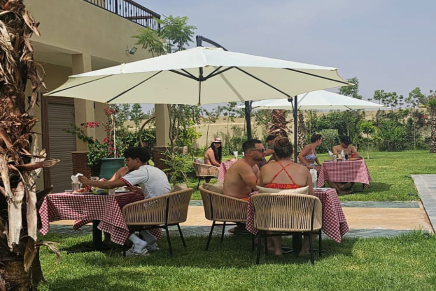 Ab Marrakesch: Entspannender Tagespass für den Villenpool inklusive marokkanischem Mittagessen